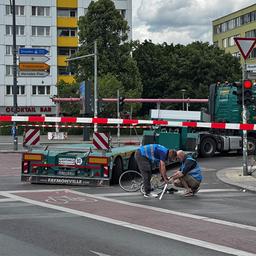 Ein Fahrradfahrer wird an der Holzmarkt/Alexanderstraße am 27.05.2025 bei einem Unfall mit einem LkW verletzt. (Quelle: rbb/Wichert) 