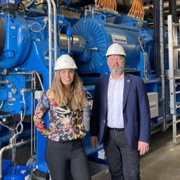 Stefanie Dedeyne (Projektleiterin Innovative Systeme BTB) und David Weiblein (GF BTB) an den Wärmepumpen für Flusswasser. (Fotos: rbb/Angela Ulrich)