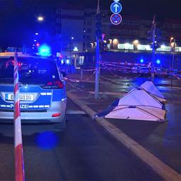 Polizei steht am 10.06.2025 in Berlin-Gesundbrunnen, nachdem ein 38 Jahre alter Mann erstochen wurde. (Quelle: dslr news)