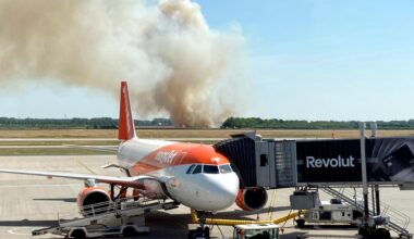Brandenburg Berlin: Dichter Rauch bei Schönefeld: Getreidefeld am Flughafen BER steht in Flammen