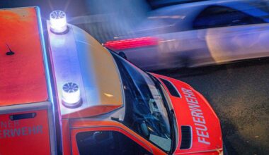 Berlin: Motorradfahrer bei Unfall mit Notarztwagen in Berlin lebensgefährlich verletzt