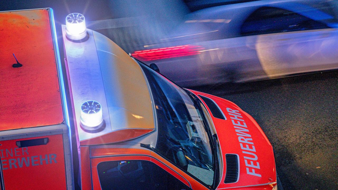 Berlin: Motorradfahrer bei Unfall mit Notarztwagen in Berlin lebensgefährlich verletzt
