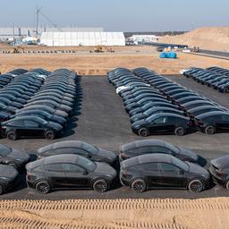Archivbild: Brandenburg, Grünheide, verstaubte Tesla-Fahrzeuge stehen vor der Giga - Factory. (Quelle: imago images/Thiel)