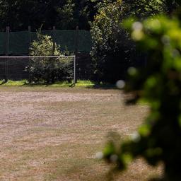 Symbolbild: Ausgetrockneter Rasen-Fußballplatz in der Sommerhitze. (Quelle: imago images/Hardt)