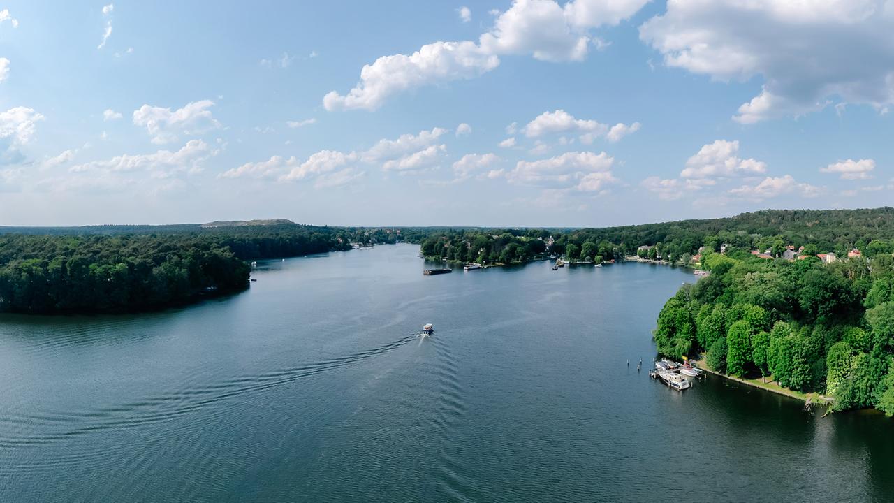Brandenburg: Oder-Spree: Mehrere Boote auf Flakensee bei Erkner in Brand geraten