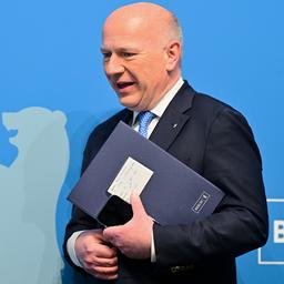 Kai Wegner (CDU), Regierender Bürgermeister von Berlin, kommt zu einer Pressekonferenz des Berliner Senats. Thema war die Verwaltungsreform am 01.04.2025. (Quelle: picture alliance/dpa/Sebastian Gollnow)