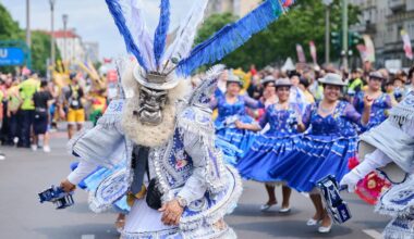 Karneval der Kulturen tanzt durch Berlin-Friedrichshain