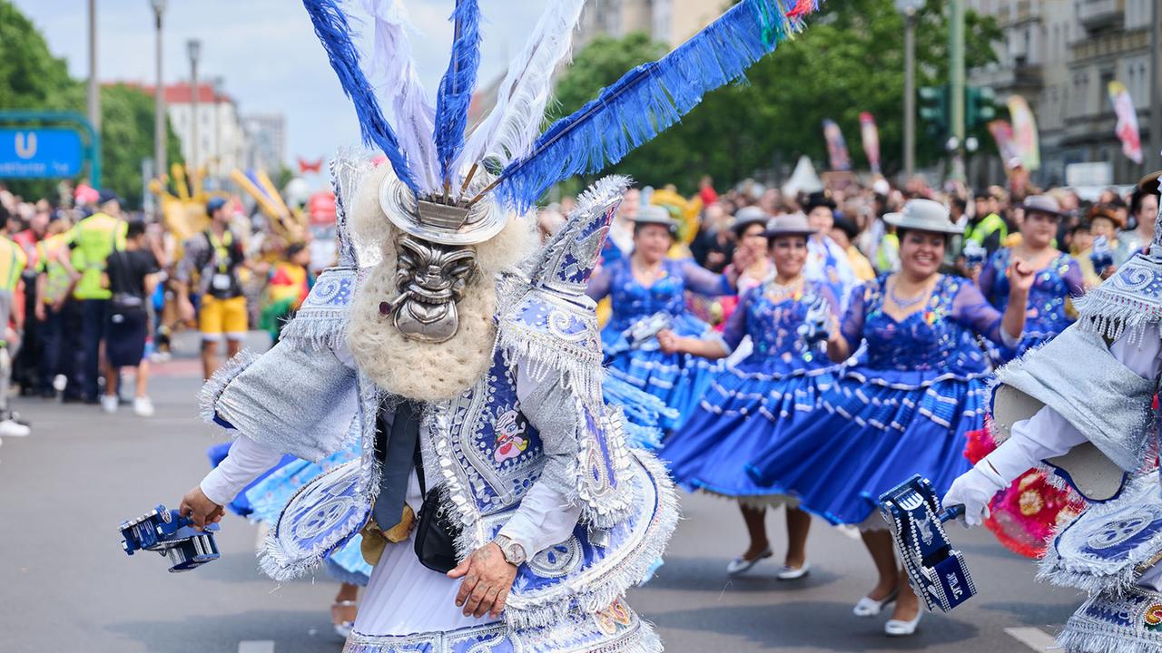 Karneval der Kulturen tanzt durch Berlin-Friedrichshain