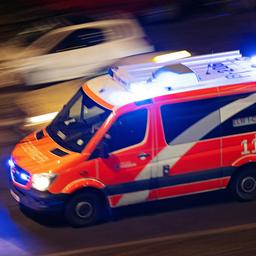 Symbolbild:Notarztwagen der Berliner Feuerwehr bei Nacht auf Einsatzfahrt.(Quelle:picture alliance/galoppfoto/F.Sorge)