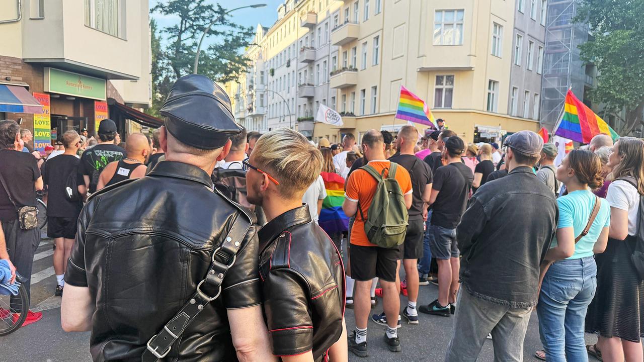 Berlin: Berlin-Schöneberg: 250 Menschen demonstrieren nach Angriff gegen Homophobie