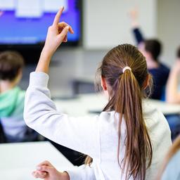 Symbolbild: Schüler einer siebten Klasse melden sich in einem Klassenraum an einem Gymnasium in einer digitalen Unterrichtsstunde im Fach Mathe. (Quelle: Picture Alliance/Matthias Balk)