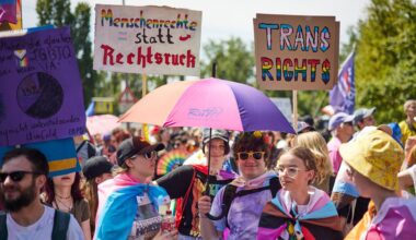 Berlin: Rechte sexueller Minderheiten: Hunderte bei "Marzahn Pride" - kleine Gegendemo