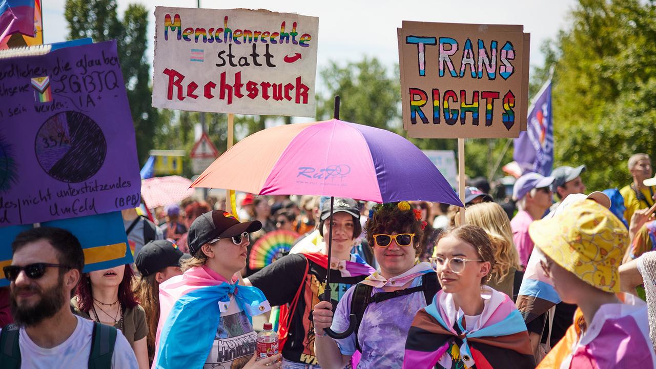 Berlin: Rechte sexueller Minderheiten: Hunderte bei "Marzahn Pride" - kleine Gegendemo