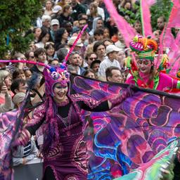 Tänzerinnen der Gruppe "Sapucaiu No Samba" tanzen auf Stelzen bei der Parade zum 26. Karneval der Kulturen. 