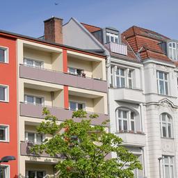 Symbolbild: Mietshäuser Neubau, Altbau, Bundesallee, Schöneberg, Berlin, Deutschland am  26.04.2024. (Quelle: IMAGO/Schoening)