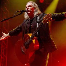 Der Sänger von New Model Army, Justin Sullivan, bei einem Konzert (Quelle: imago-images/KerstinxGohl).