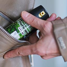 Symbolbild:Eine Hand hält eine Kartusche mit Pfefferspray.(Quelle:picture alliance/dpa/B.Weißbrod)