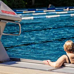 Archivbild:Menschen schwimmen im Sportbecken im Sommerbad Kreuzberg am 14. Mai 2024.(Quelle:imago images/E.Contini)