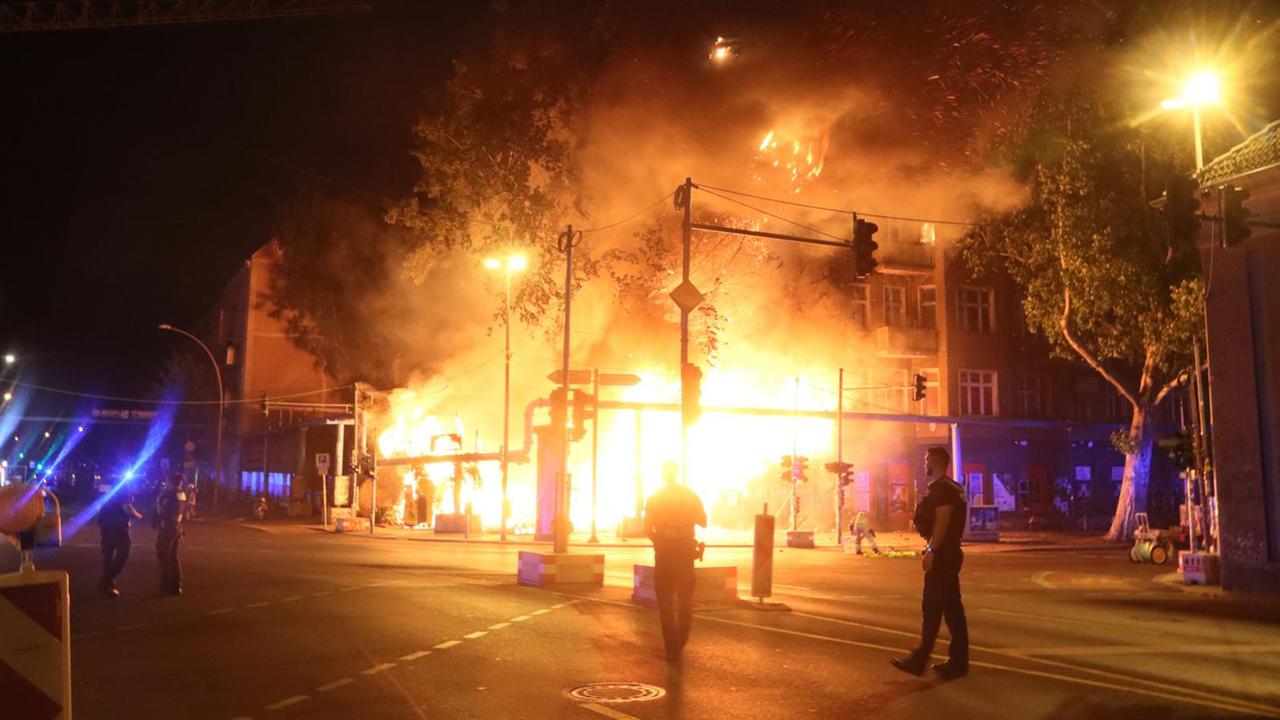 Berlin: Teile des Clubs "Renate" in Berlin-Friedrichshain abgebrannt