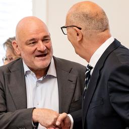 Dietmar Woidke (SPD,r), Ministerpräsident von Brandenburg, und Robert Crumbach (l, BSW), Brandenburgs Minister der Finanzen und für Europa (Quelle: dpa/Fabian Sommer)