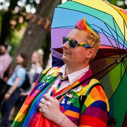 Rheinsberg: Ein Teilnehmer trägt seine gesamte Bekleidung und einen Regenschirm in den Regenbogen- Farben bei der Demonstration zum Christopher Street Day (CSD). Foto: dpa