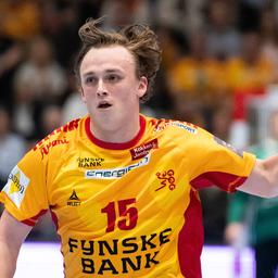 Tobias Grondahl mit dem Handball in der Hand (Quelle: IMAGO / Gonzales Photo)