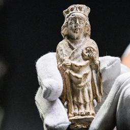  Eine seltene Figur der Heiligen Katharina von den Ausgrabungen am Molkenmarkt wird bei einem Pressetermin im Alten Stadthaus gezeigt.  (Bild: dpa-news/Jens Kalaene)