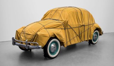 Berlin: Von Christo verpackter VW Käfer parkt in der Neuen Nationalgalerie in Berlin