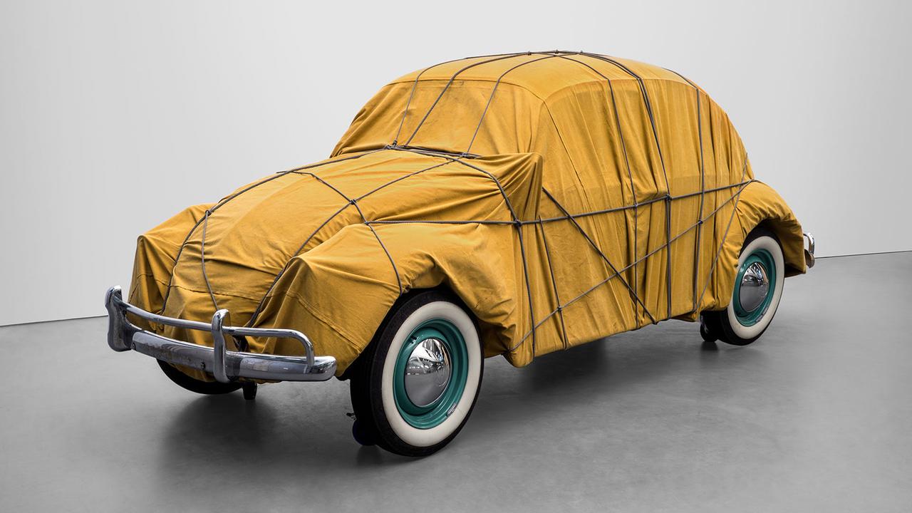 Berlin: Von Christo verpackter VW Käfer parkt in der Neuen Nationalgalerie in Berlin