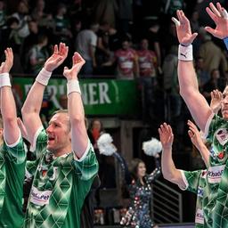 Füchse-Spieler jubeln nach Sieg gegen Eisenach (Quelle: IMAGO / HMB-Media)