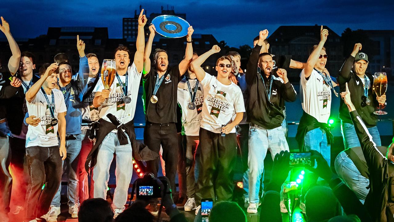 Handball-Bundesliga: Füchse Berlin feiern wilde Party nach erstem Meistertitel