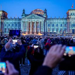 30 Jahre nach seiner Verhüllung wird am 09.06.2025 das Reichstagsgebäude nach dem damaligen Vorbild angestrahlt. (Quelle: dpa-Bildfunk/Kay Nietfeld)