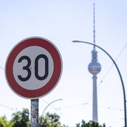 Ein Tempo-30-Schild steht im Vordergrund des Fernsehturms in Berlin fotografiert am 30.05.2023. (Quelle: IMAGO/Nicolas Lepartz/photothek.)