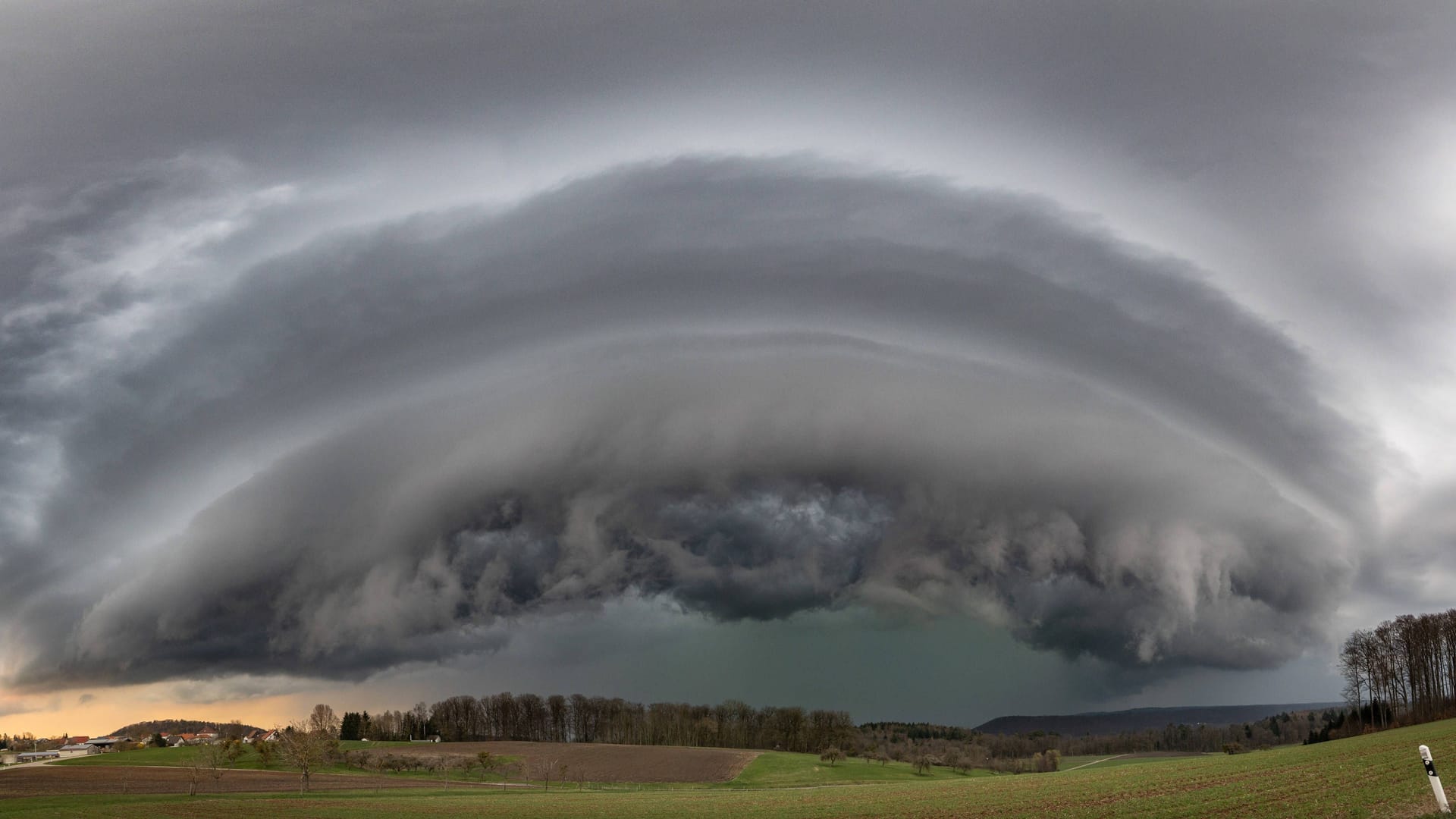 Regenzelle in Mainhardt (Symbolfoto): Im Norden von München ziehen am Mittwochabend wohl Superzellen durch.