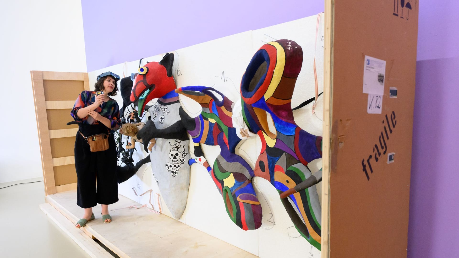 Restauratorin Eliza Reichel steh an einem Kunstwerk von Niki De St. Phalle: Besucher des Sprengel Museums können derzeit beobachten, wie Kunstwerke restauriert werden.