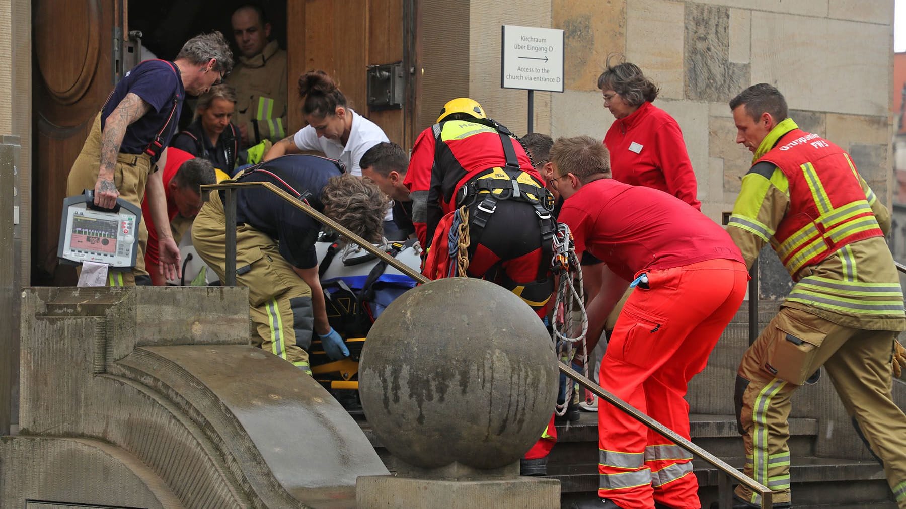 Rettungsleute im Einsatz an der Frauenkirche: Auf der Aussichtsplattform verlor ein Mann das Bewusstsein und musste reanimiert werden.