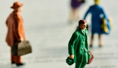 Miniaturfiguren mit Koffern stehen auf einem e-Book-Reader.