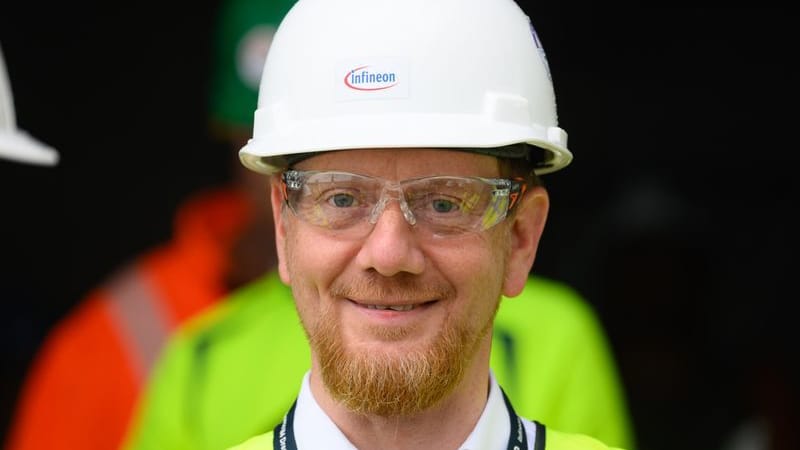 Sachsens Ministerpräsident Michael Kretschmer (CDU) mit Bauhelm und Schutzbrille: