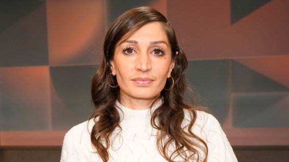 Ein Porträtbild von der Journalistin, Autorin und Ärztin Gilda Sahebi. © IMAGO / Future Image 