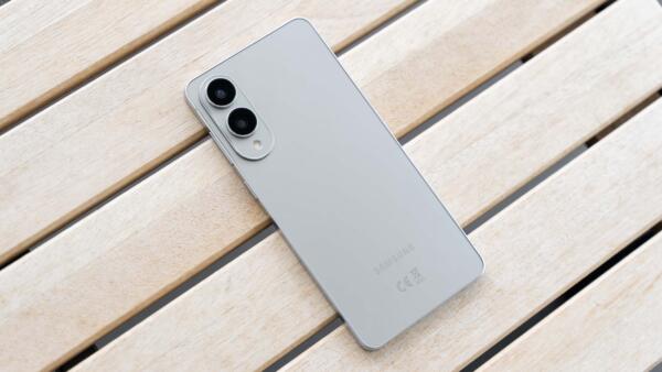 samsung galaxy s25 edge rückseite auf hold diagonal