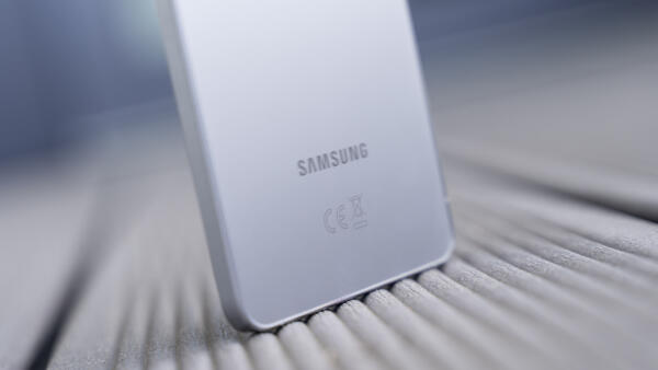 samsung galaxy s25 edge stehend closeup logo