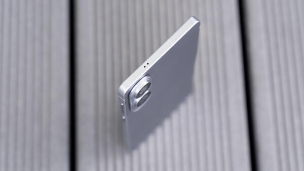 samsung galaxy s25 edge stehend top view