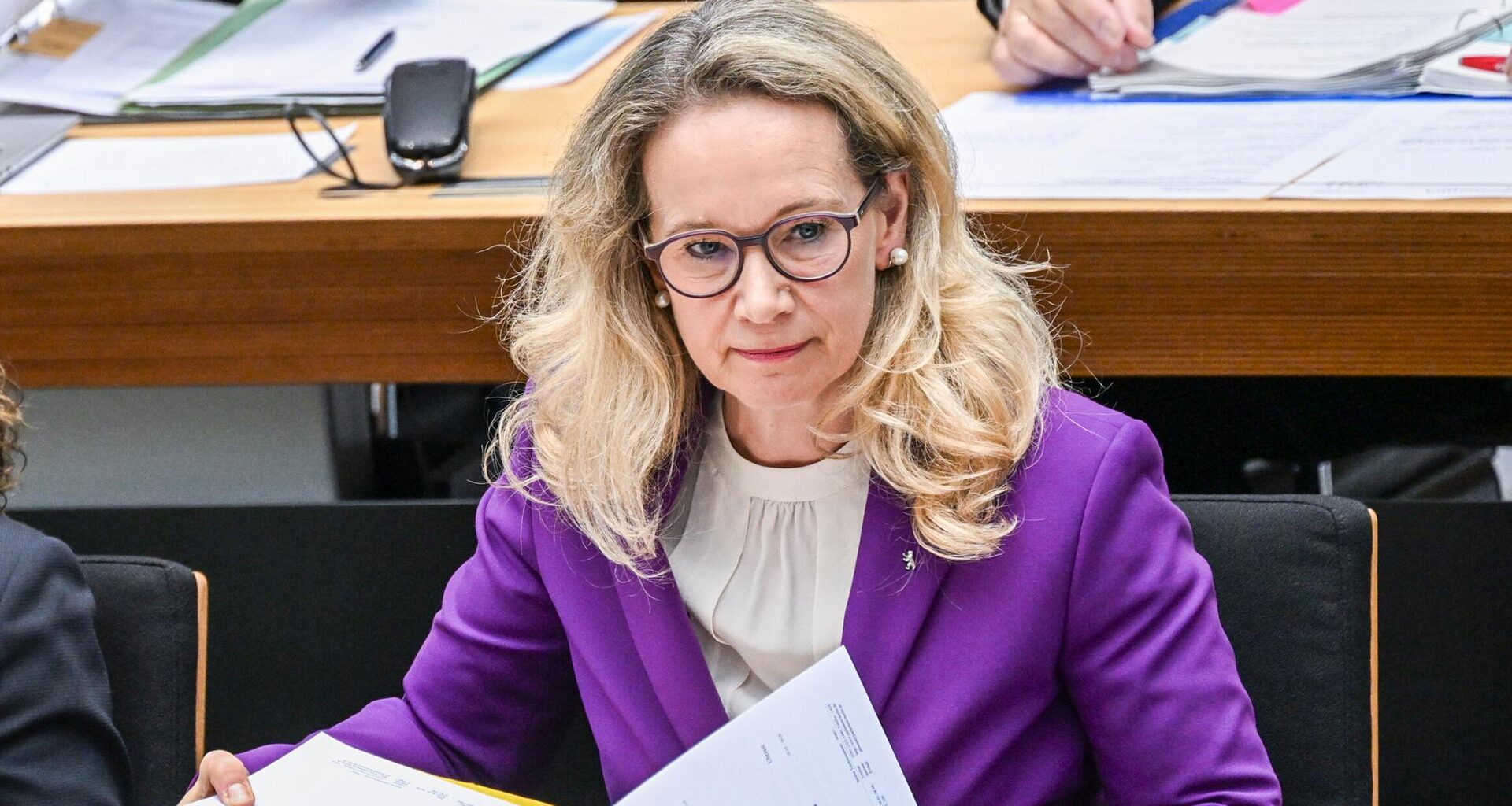 Die Berliner Kultursenatorin Sarah Wedl-Wilson sitzt an einem Tisch. Vor ihr liegen Aktenordner.