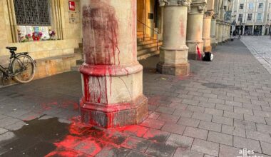 Der jüngste Vorfall: Rote Lackfarbe an einer der Säulen des historischen Rathauses. (Foto: Ralf Clausen)