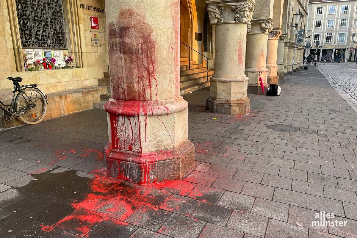 Der jüngste Vorfall: Rote Lackfarbe an einer der Säulen des historischen Rathauses. (Foto: Ralf Clausen)