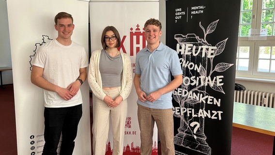 Zwei Schüler und eine Schülerin bei der Bundesschülerkonferenz © NDR/Anna-Lena Ehle 