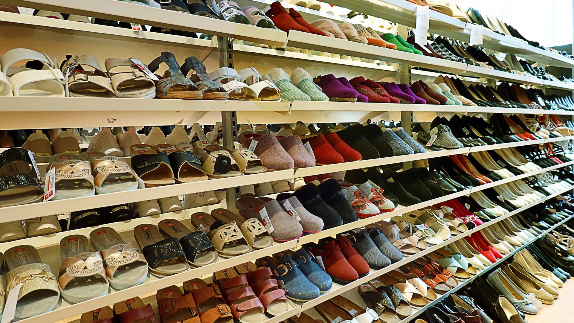 Schuhe in einem Regal (Symbolfoto): Die Marker Onygo aus Hamburg hat offenbar ihre Insolvenz angemeldet.