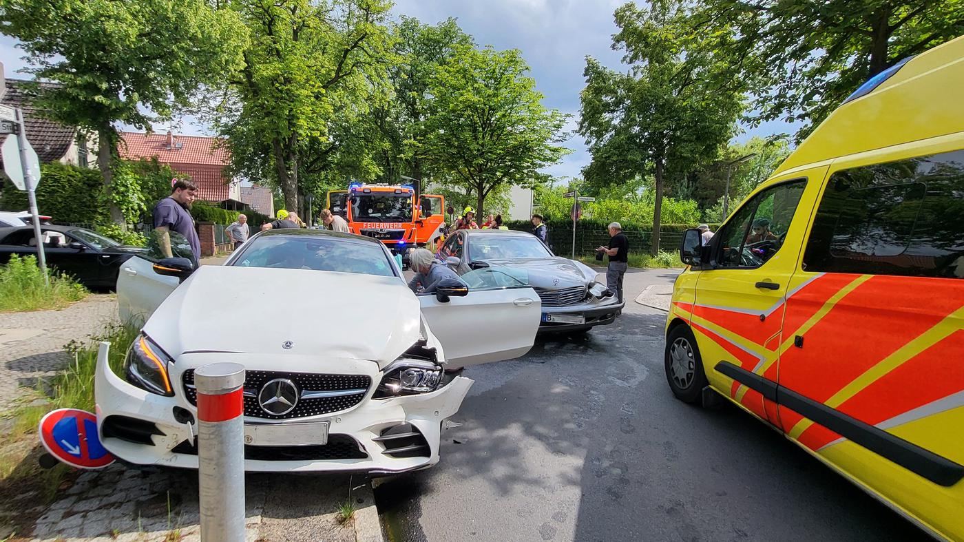 Nachbarn leisten bei Verkehrsunfall in Berlin-Lankwitz Erste Hilfe