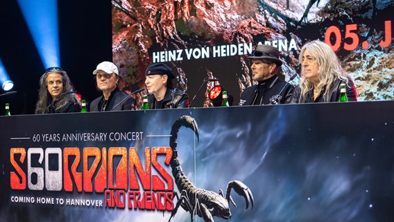 Fünf ältere Männer - die Mitglieder der Scorpions - nehmen an einer Pressekonferenz teil: Pawel Maiwoda (l-r), Matthias Jabs, Klaus Meine, Rudolf Schenker, und Mikkey Dee von der Rockband in Hannover © Moritz Frankenberg/dpa +++ dpa-Bildfunk +++ Foto: Moritz Frankenberg