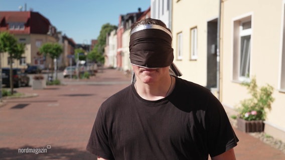 Ein Junge mit Augenbinde. © Screenshot 